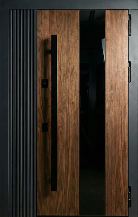 Металлическая дверь антрацит с рейками и стеклянной вставкой под орех №60