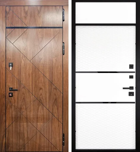 Высокая входная дверь с верхней фрамугой в квартиру №19