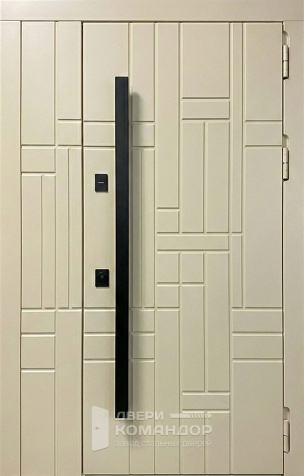 Стальная дверь кремовая с геометрическим рельефом и вертикальной ручкой №93 - наружная сторона