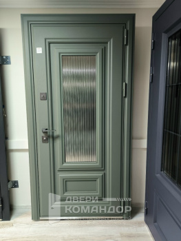 Зелёная железная двери с металлофилёнкой и стеклом