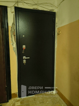 Входная дверь Спартак Бетон букле чёрный / зеркало бетон светлый АСД