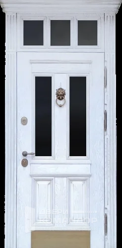 Высокая белая входная дверь с кнокером №68