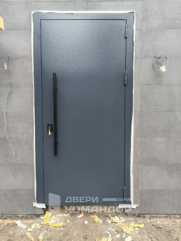 Входная дверь терморазрыв металл / пвх, с магнитными уплотнителями, бугельной ручкой, со скрытым доводчиком, на заказ