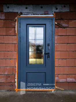 Входная дверь металлофилёнка Эльбрус с окном и английской решёткой АСД