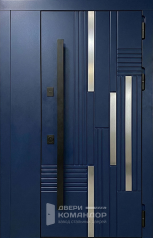 Входная дверь темно-синяя с металлическими вставками и фрезеровкой №75 - наружная сторона