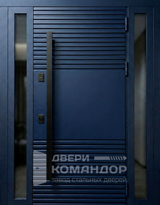 Железная дверь темно-синяя с горизонтальными рейками и боковым стеклом №54