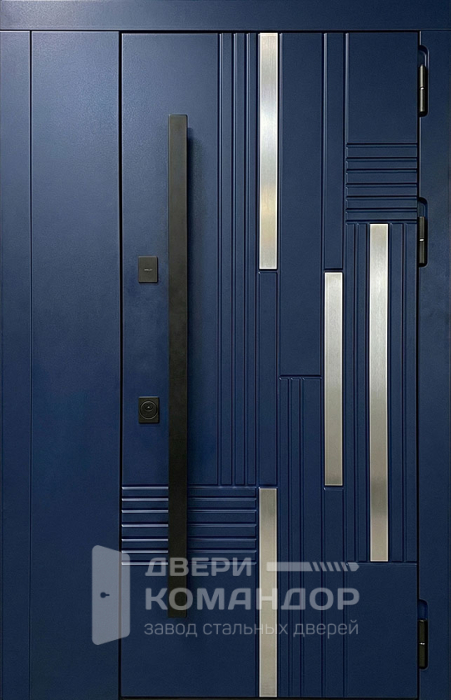 Входная дверь темно-синяя с металлическими вставками и фрезеровкой №75